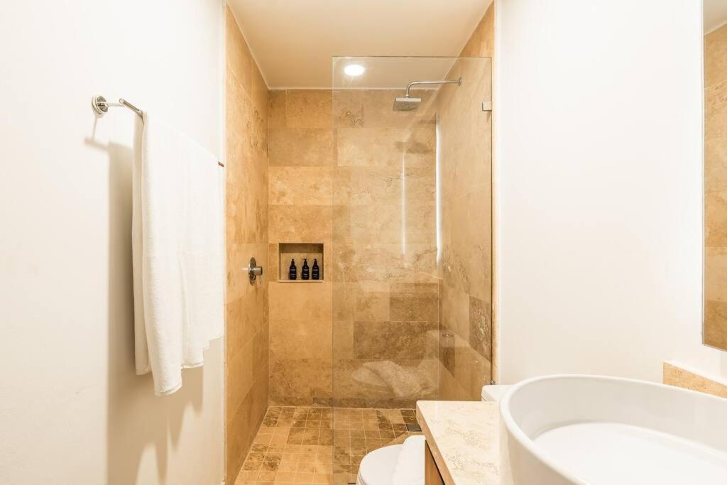 New 2 Bedroom 2 Badrooms Pool Front Concierge Apartment *
